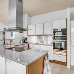בית נופש Cozy Home In Vaeggerlose With Sauna