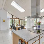 בית נופש Cozy Home In Vaeggerlose With Sauna Bøtø By