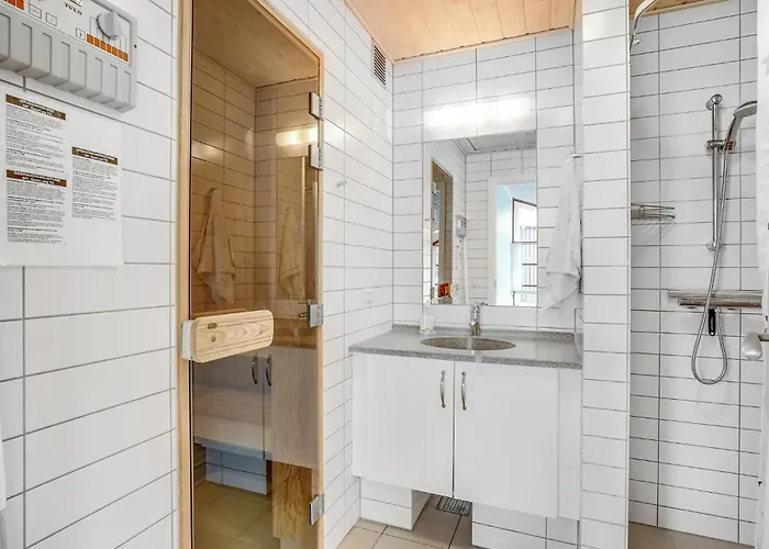 In Vaeggerlose With Sauna 펜션 Bøtø By